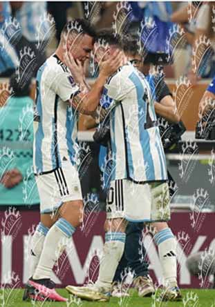 Qatar 2022 - Lionel Messi y Lautaro Martínez en abrazo, Foto Erik Estrella